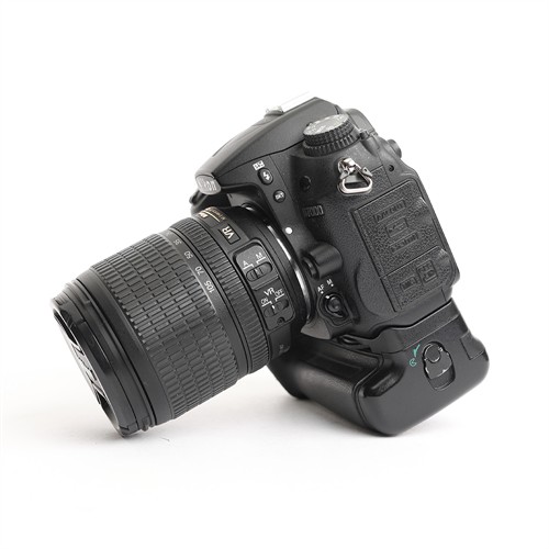 Nikon D7000 + 18-105 VR + Batterigrepp